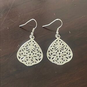 Silver tone filagree earrings